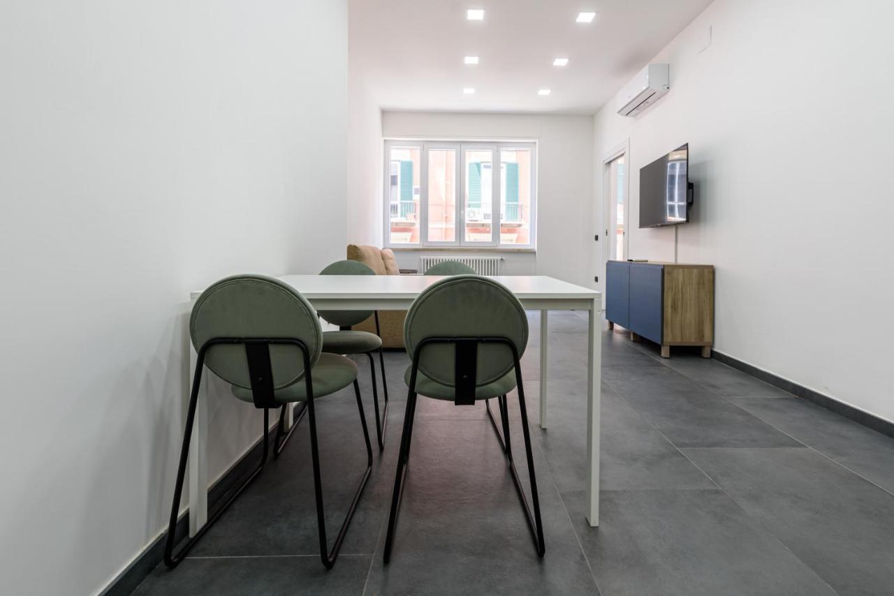 Tommaseo Seaside Apartments เนเปิลส์ ภายนอก รูปภาพ